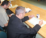 Noví členovia si čítajú svoje osvedčenia, po prebratí autorizačných osvedčení a pečiatok, FOTO SKSI