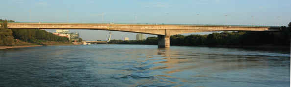 Predpätý betónový most Lafranconicez Dunaj v Bratislave (1991) s rozpätiami 83+174+172+4x83 m (foto Paulík)