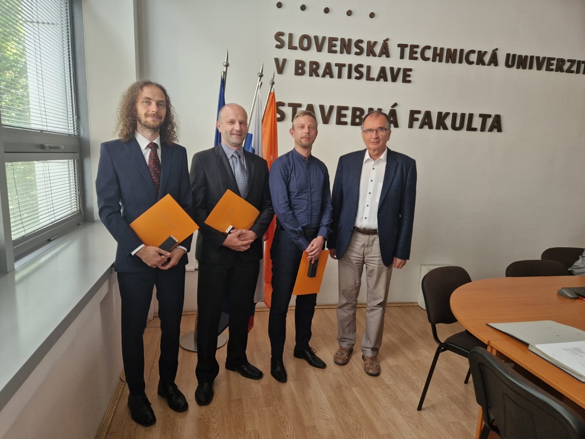 Noví docenti s dekanom