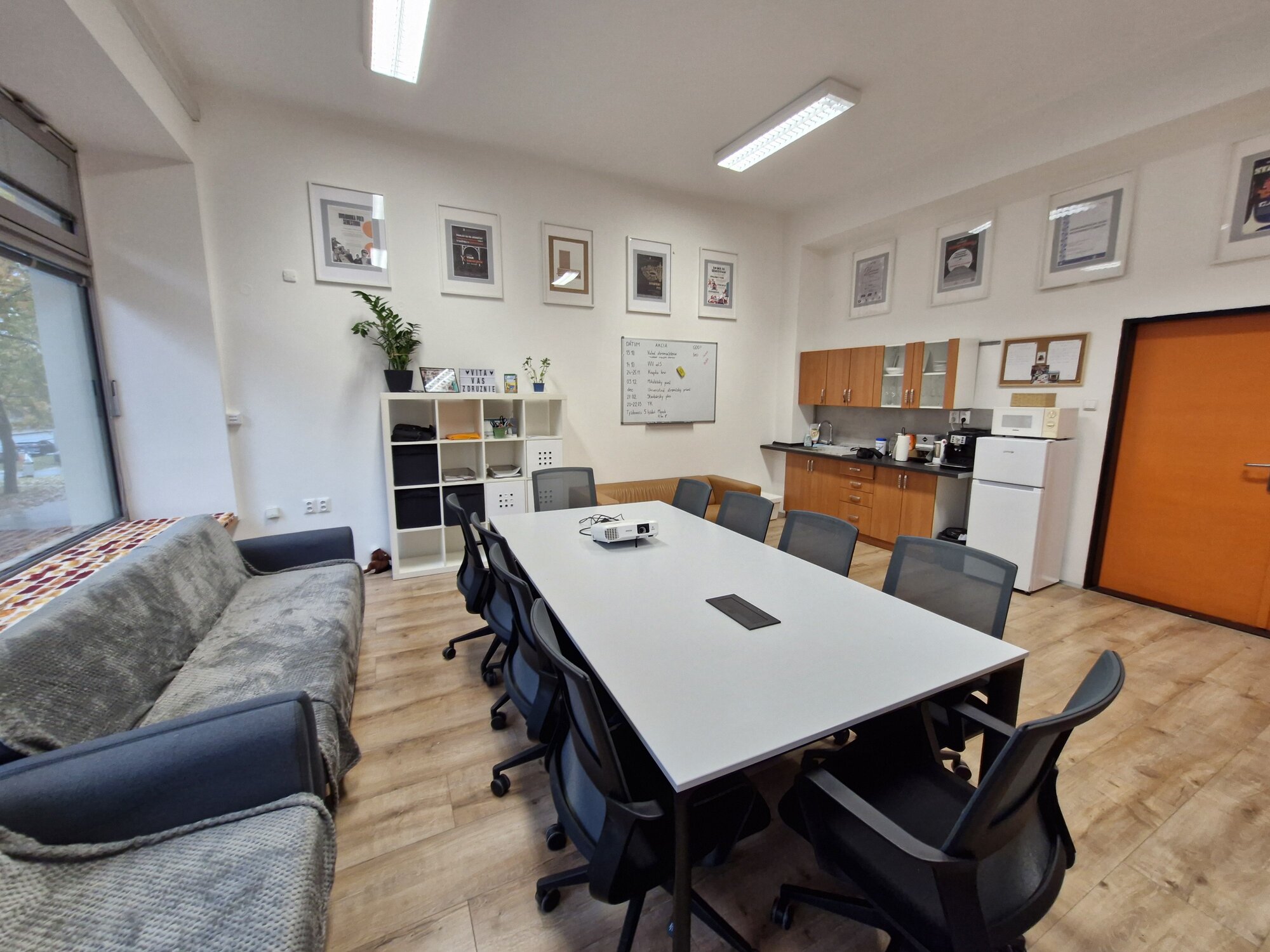 Dekan fakulty, riaditeľ Strabag Ing. Chripko a prodekanka Gajdošová