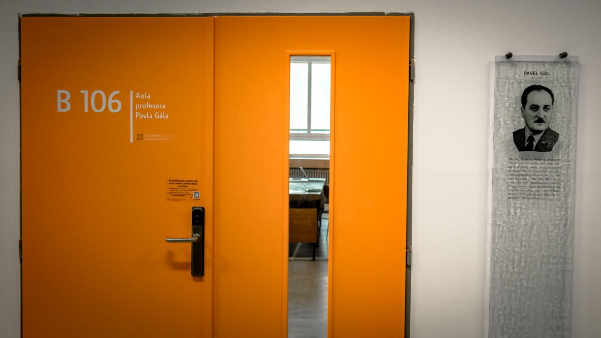 Označenie dverí auly s pamätnou tabuľou