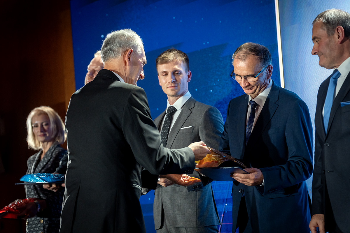 Odovzdávanie ocenenia dekanovi SvF STU