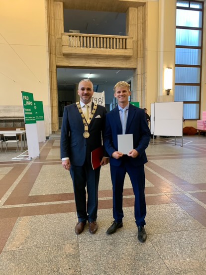 Ocenený študent Samuel Baláž s rektorom STU