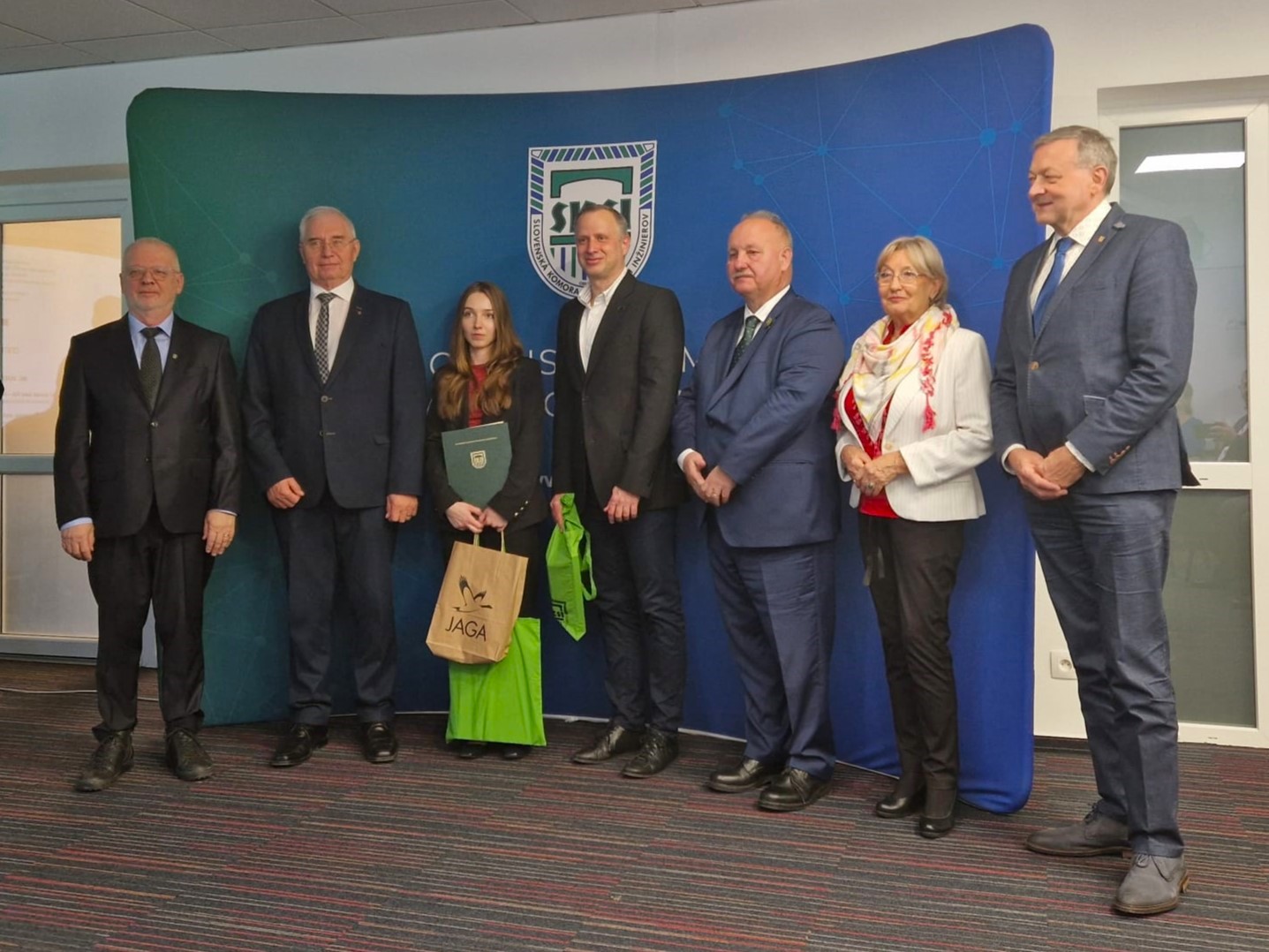 Ocenené absolventky so zástupcami SKSI a fakulty