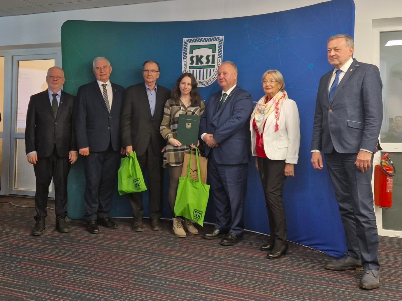 Ocenené absolventky so zástupcami SKSI a fakulty