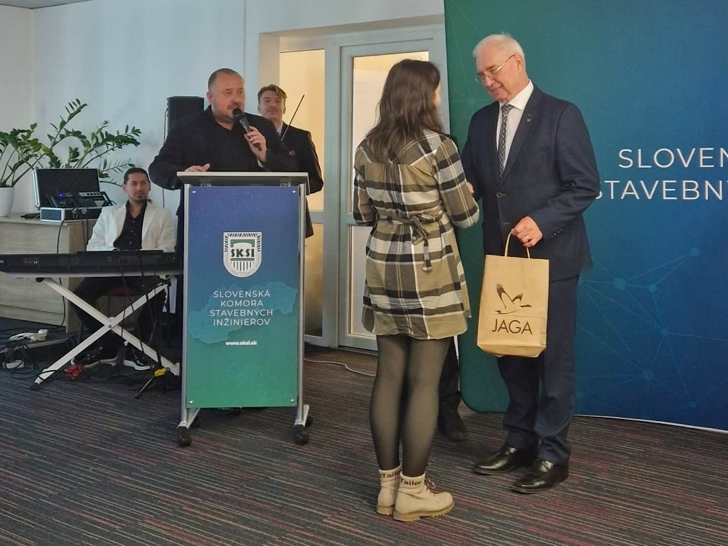 Ocenená absolventka so zástupcami SKSI a fakulty