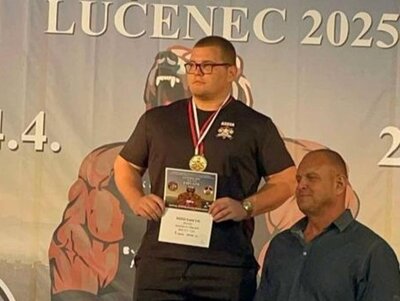 Študent Erik Kassa-Szabó má zlato a národný rekord z Majstrovstiev Slovenska Powerlifting 2025