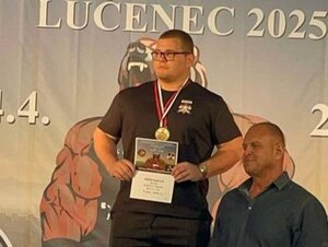 Náš študent Erik Kassa-Szabó má zlato z Majstrovstiev Slovenska Powerlifting 2025