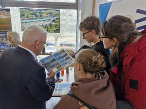 Kariérny deň navštívili desiatky študentov - 15