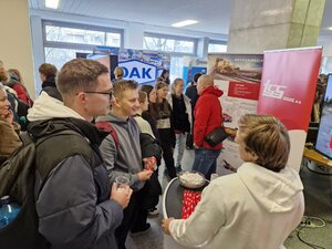 Kariérny deň navštívili desiatky študentov - 23