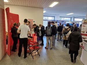 Kariérny deň navštívili desiatky študentov - 24