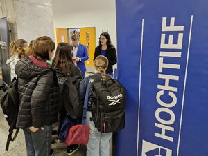 Kariérny deň navštívili desiatky študentov - 41