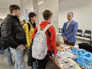 Kariérny deň navštívili desiatky študentov - 43