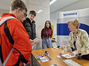 Kariérny deň navštívili desiatky študentov - 46