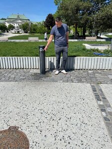 Sprievodca pri fontánke s pitnou vodou