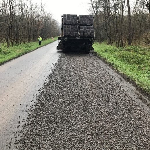 Ukladanie vrstvy vozovky počas výstavby