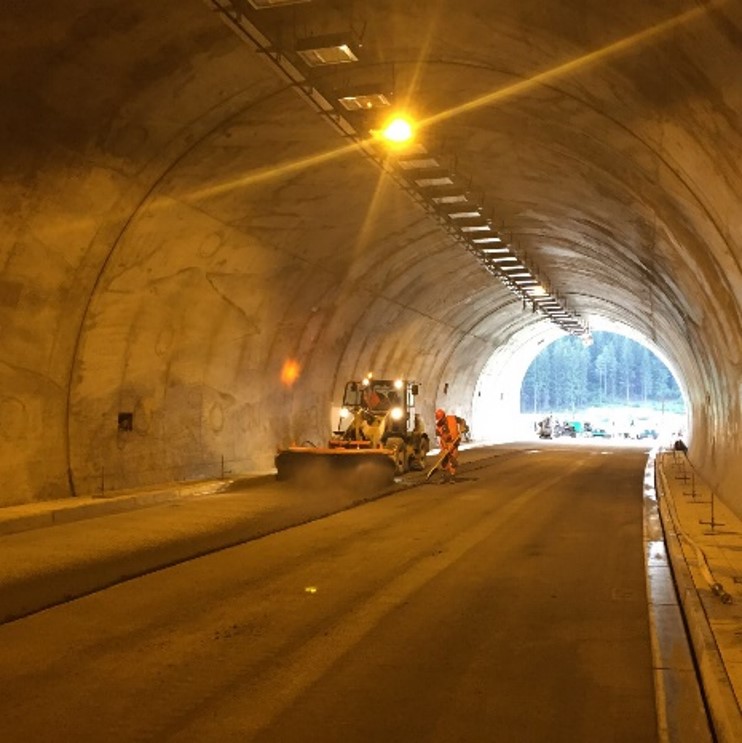 Pokladanie cementobetónovej vozovky v tuneli