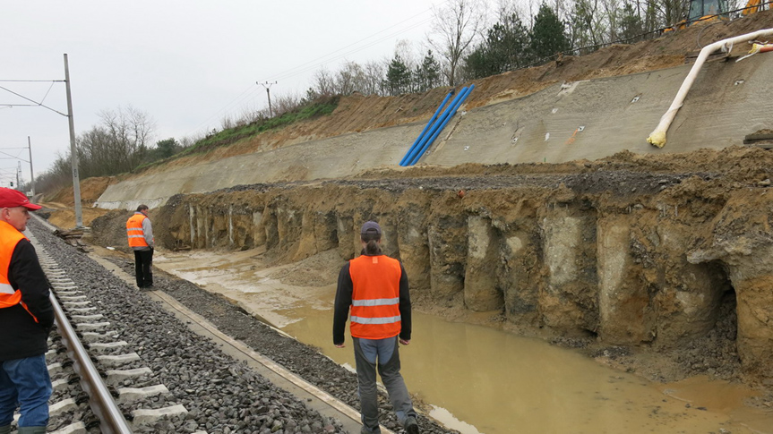 Analýza a vyhodnotenie výsledkov geotechnického monitoringu svahu zárezu v úseku ŽSR Devínske Jazero - Zohor, km koľaje 5,016 - 6,130