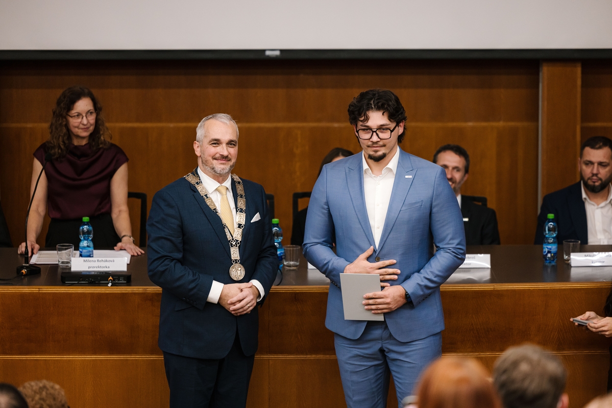 Študent Bc. Dominik Olexík ocenený rektorom STU Maximiliánom Strémym